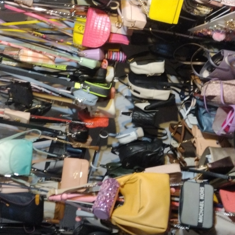 IM LIVE!! CHRISTY THE PURSE PEDDLER!! NEVER ENDING DEALS!! - Picture 3 of 9